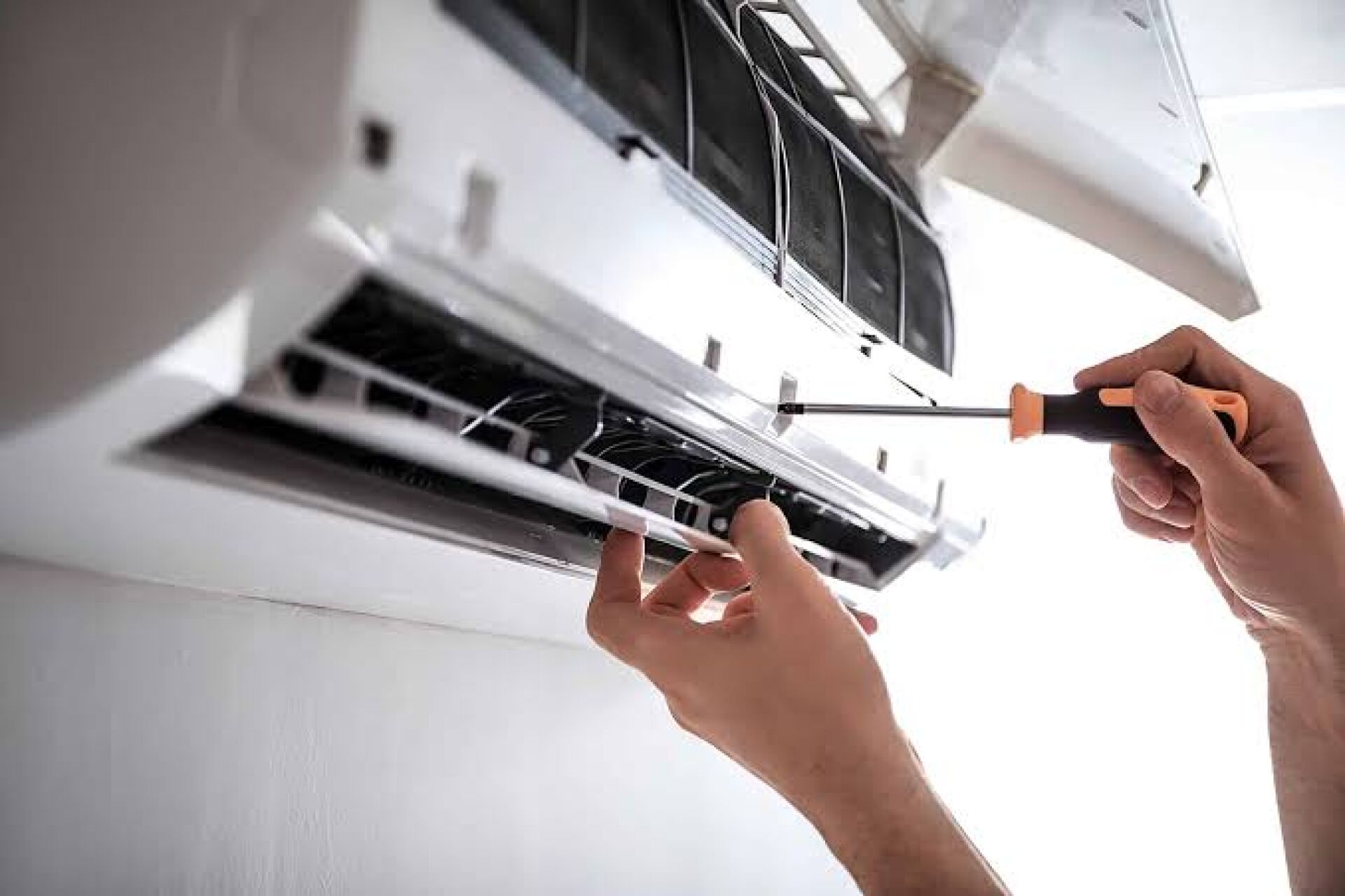 Điều hòa chảy nước trong phòng và cách xử lý